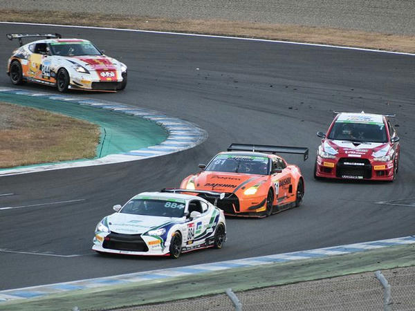 チェッカーフラッグを目指す各車