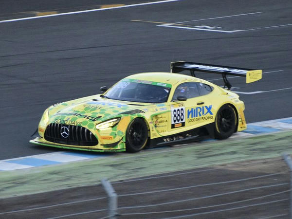トップで最終ラップの最終コーナーを立ち上がるNo.888 HIRIX GOOD DAY RACING AMG GT3
