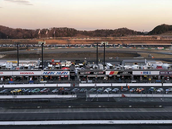 ホームストレート上に並ぶ完走を果たしたクルマたち