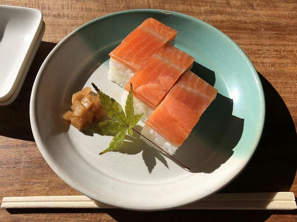 日光サーモン押し寿司 500円