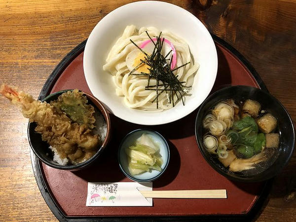 本日のおすすめセットメニュー（とり肉のつけ汁うどん＋ミニえび天丼） 880円