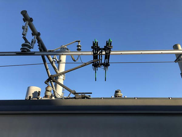 充電中のパンタグラフと架線