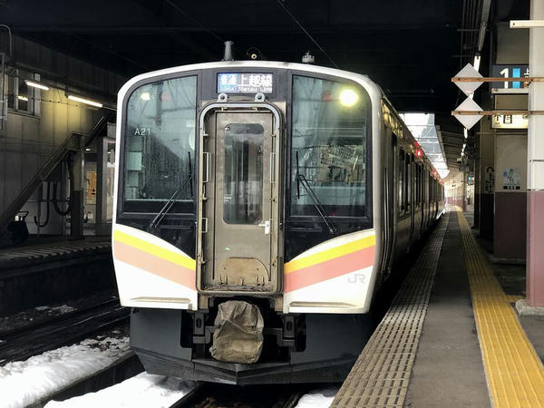 越後湯沢駅に停車中の長岡行き普通列車
