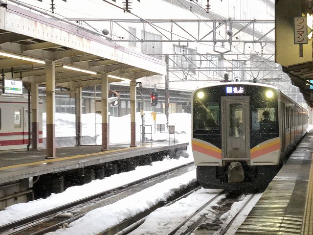 越後湯沢駅に入ってくる水上行き普通列車