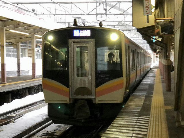 越後湯沢駅に入ってくる水上行き普通列車