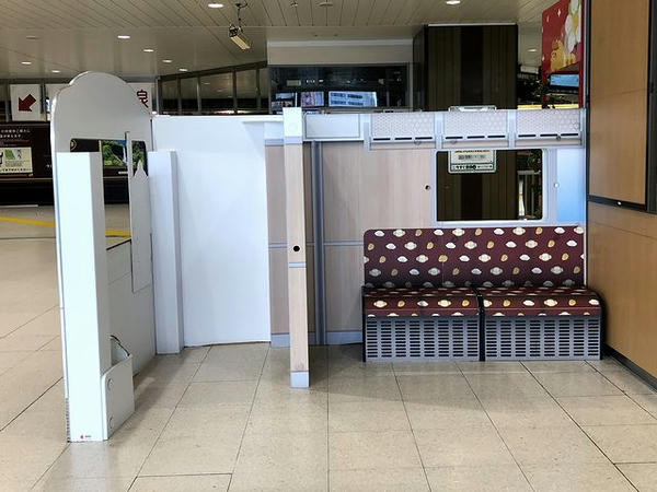 コンコースにあった「いろはを模したベンチ」