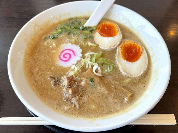 ギョーザ定食（みそラーメン） 950円 ＋ 味玉 ガチャガチャ4等で100円 のラーメン