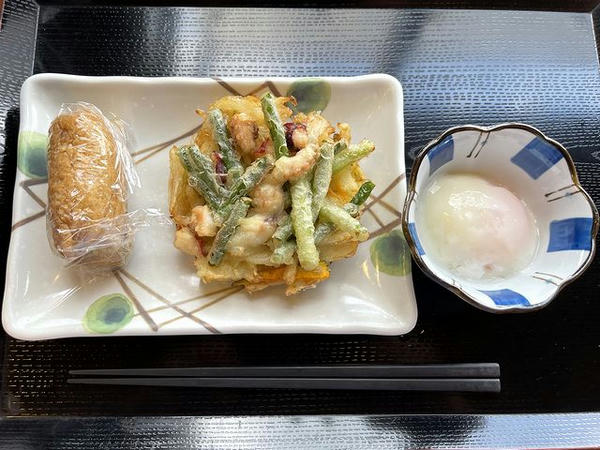 いなり寿司 130円 と にんタコ天 175円 と 温泉卵 110円