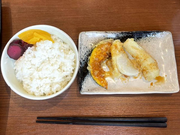 食べ放題のライスと天ぷら（一部）