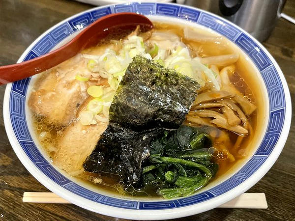 ワンタンメン（あっさり醤油） 930円