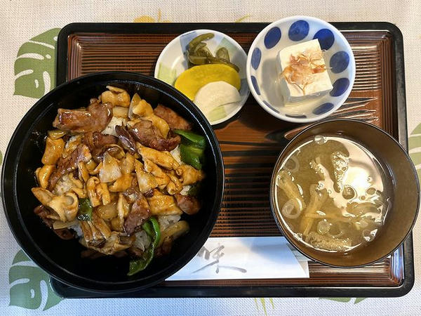 もつ焼丼 800円