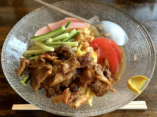炙り肉盛り冷やし中華 1,012円