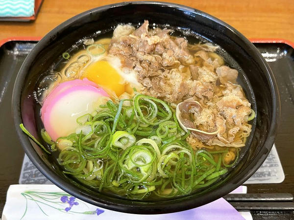 肉うどん 570円 ＋ 生たまご 70円