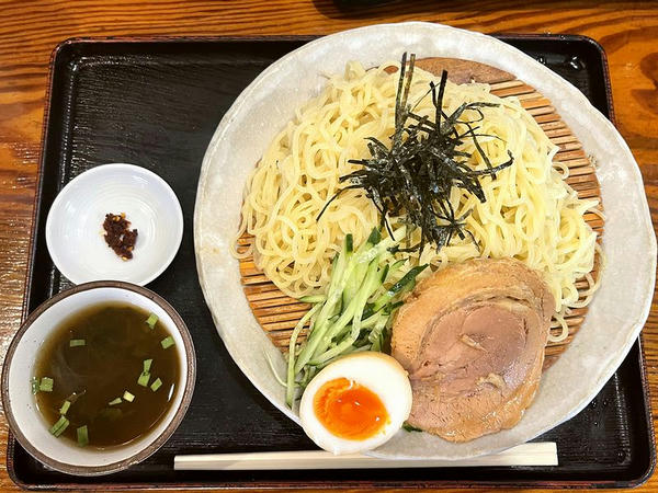 冷しざるつけ麺（ネバネバ唐辛子） 990円