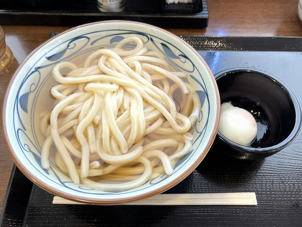 かけ（大） 490円 と 温泉玉子 90円
