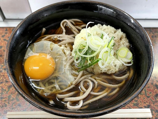 天ぷらそば 420円 ＋ 生玉子 50円