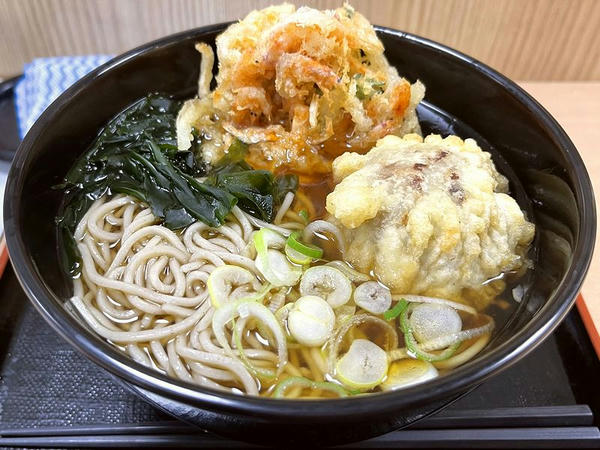 桜海老のミニかき揚げ天とドデカ肉団子天そば 620円