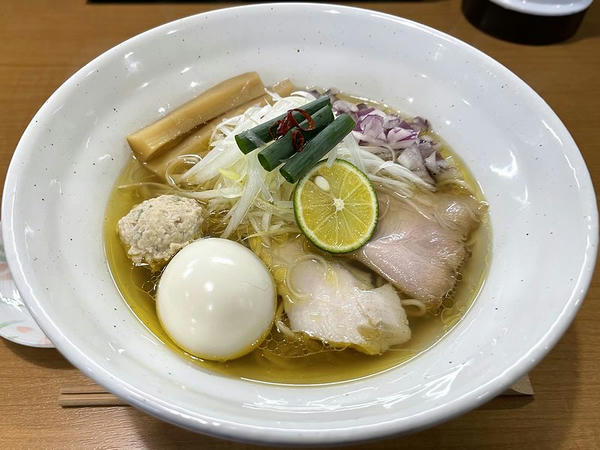 金色の鶏そば 900円 ＋ 御養卵の味玉 120円