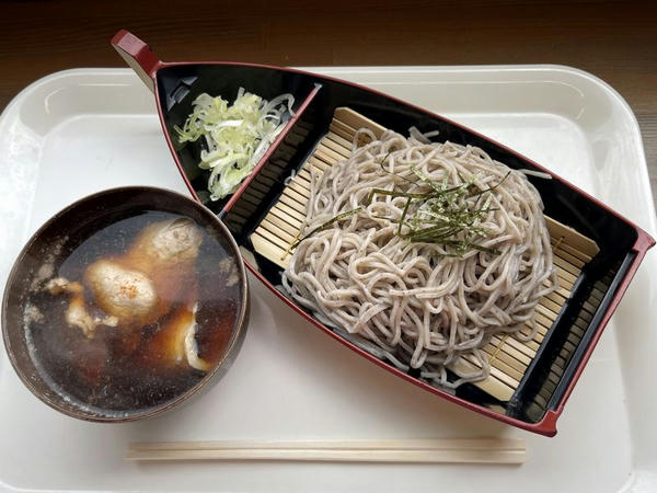 舟ざる特製肉そば 730円