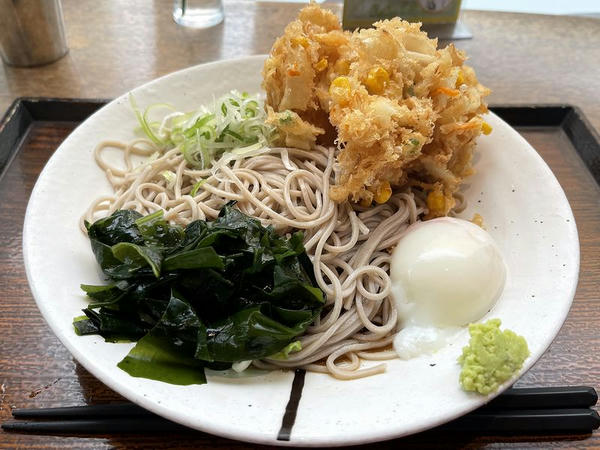 とうもろこしのかき揚げそば（冷） 530円 ＋ 温玉 120円