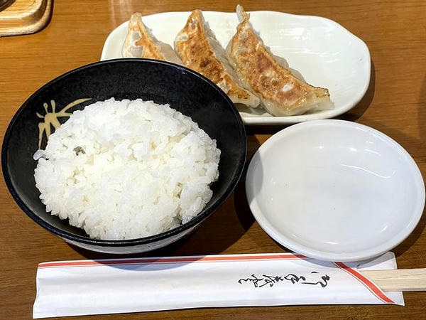 味噌らー餃子セット 979円 の餃子と半ライス