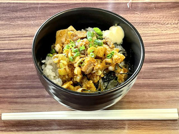 Aランチ 950円 の ネギ辛チャーシュー丼