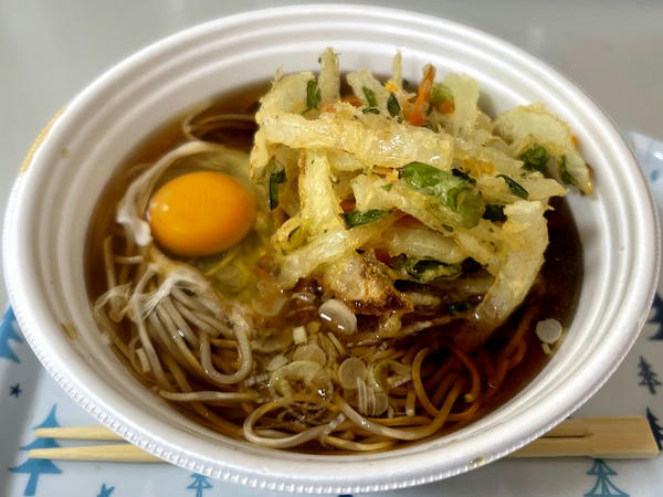 かき揚げそば 680円 ＋ 生玉子 50円