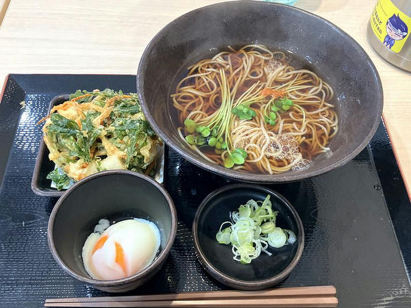 小柱と春菊のかき揚げそば（温） 750円 ＋ 温泉玉子 100円