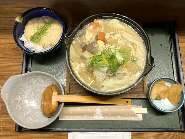 けんちんうどんとミニとろろめしのセット（うどん大盛り） 1,200円
