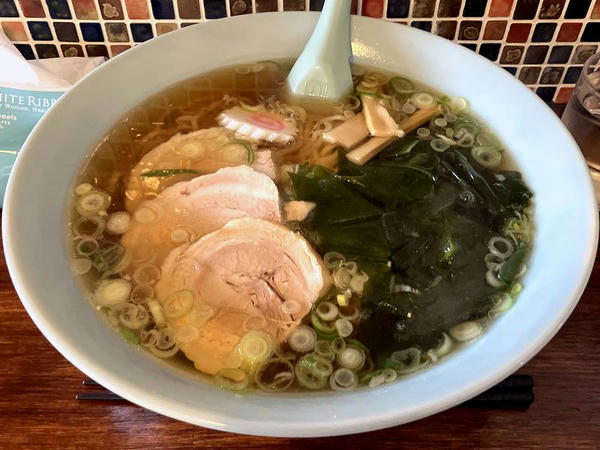 醤油ラーメン（大盛） 900円 ＋ わかめ 200円