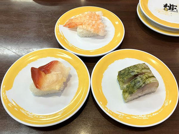 （左から）ほっき貝 110円、えび 110円、とろさばの押し寿司 120円