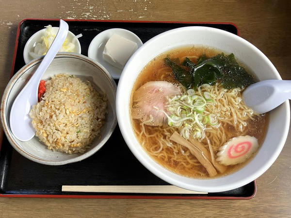 今週のランチ 醤油ラーメンと半チャーハンセット 850円