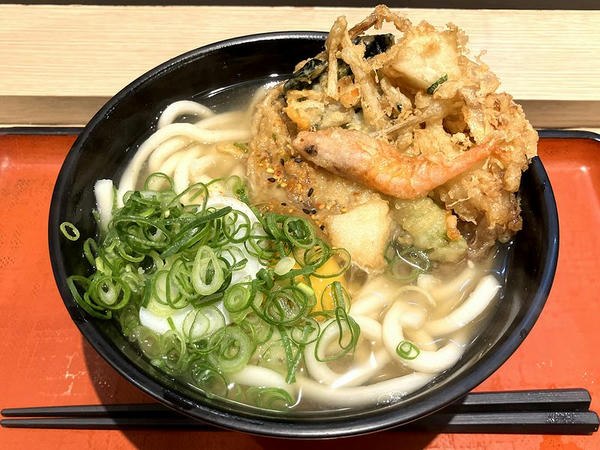 季節のかき揚げうどん 520円 ＋ 生たまご 80円
