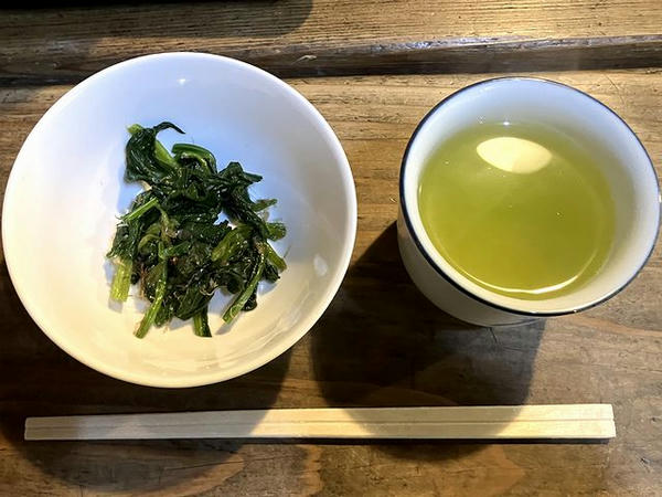 サービスのおひたしとお茶