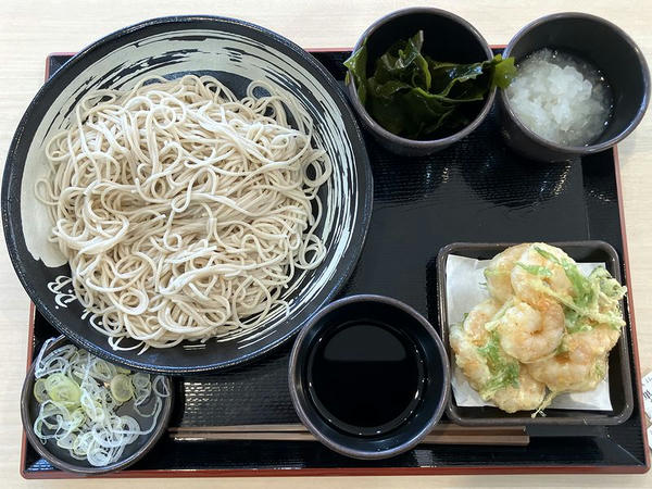 ほぼ海老だけのかきあげそば（冷） 800円 ＋ そば大盛 100円 ＋ 鬼おろし 100円 ＋ 三陸産わかめ（クーポンで無料）