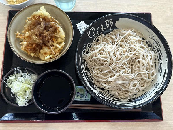 ミニ野菜かきあげ丼セット（冷） 700円 ＋ そば大盛 100円 