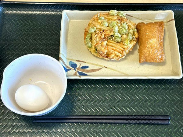 半熟たまご 110円 と 季節のかき揚げ（枝豆かき揚げ） 200円 と ごまいなり 140円