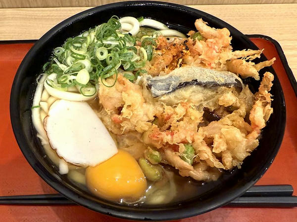 季節のかき揚げうどん 530円 ＋ 生たまご 80円