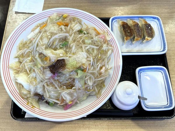 野菜たっぷり皿うどん 990円 ＋ にんにくぎょうざ（3個） 190円