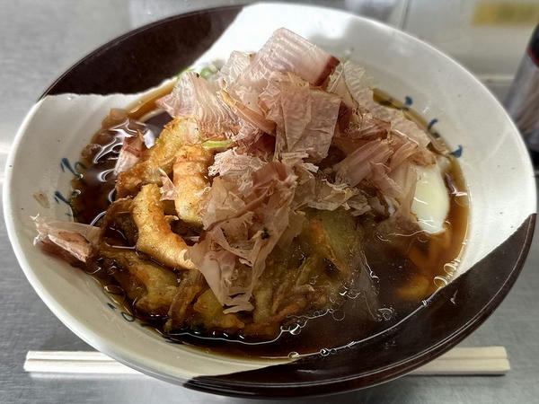かき揚げきしめん 660円 ＋ 玉子（温玉） 80円