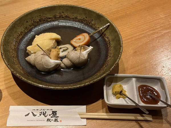 おでん 向かって左奥：かに真丈 418円、手前：梅貝〔二ヶ〕 649円、右奥：巻きかまぼこ 275円