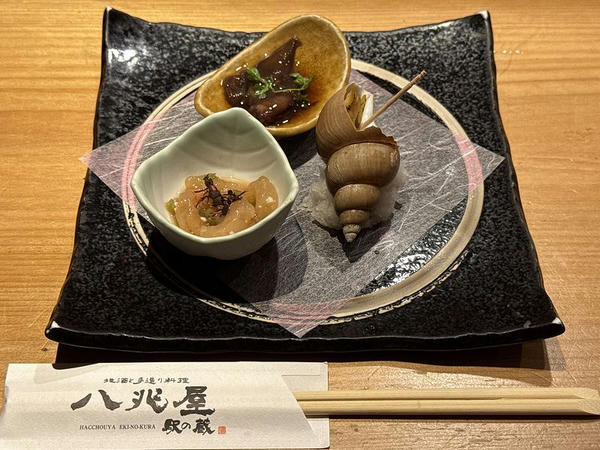 富山珍味三種盛り（向かって左：甘海老の醤油麹漬け、奥：蛍烏賊の沖漬け、右：梅貝煮） 770円