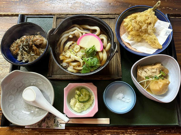 本日のおすすめセットメニュー はぜとまいたけの天ぷらうどん（煮込み）＋ミニあさりごはん＋厚揚げとじゃがいもの煮物 1,300円