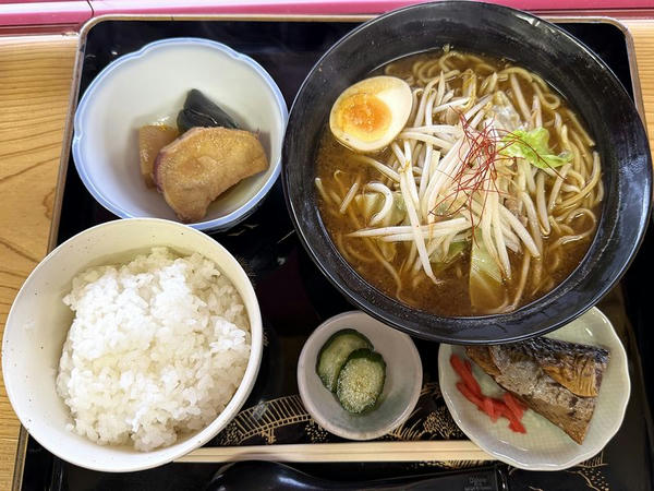ピリ辛地味噌ラーメン定食 950円