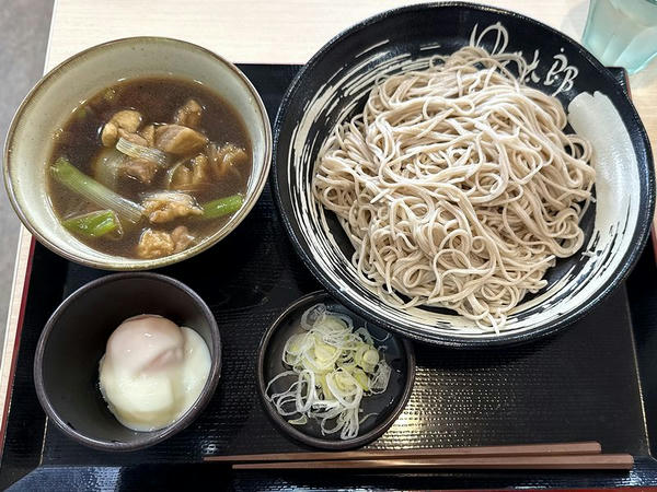 鴨せいろ（おそば1.5倍） 930円 と 温泉玉子 100円