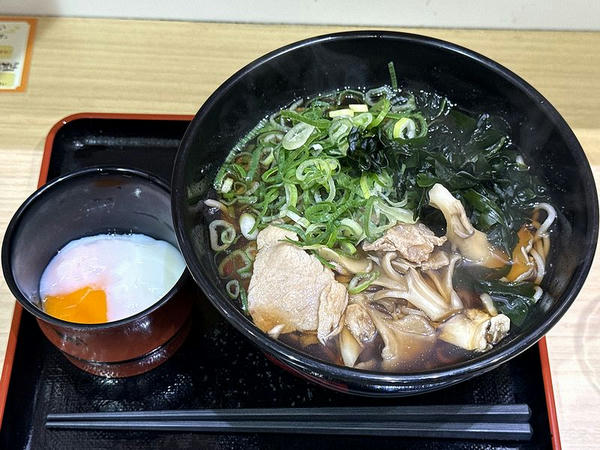 肉舞茸そば～九条葱のせ～（温） 680円 と 温泉たまご 110円