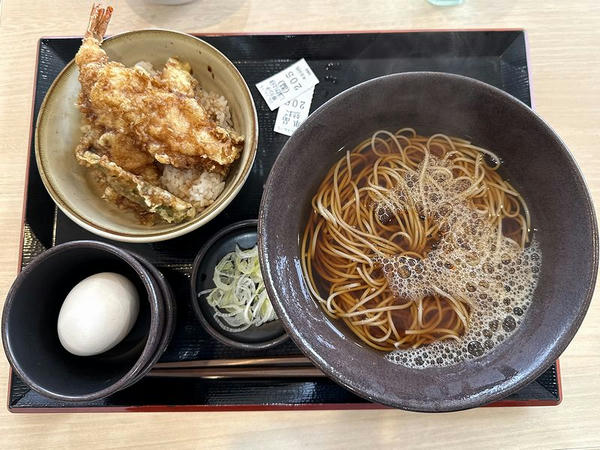 得ランチ ミニ海老かしわ天丼（温） 820円 と 生たまご 80円