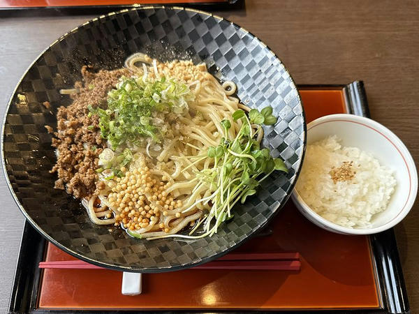 正宗担々麺（大盛） 1,170円 と 半ライス（平日ランチタイムサービス）】