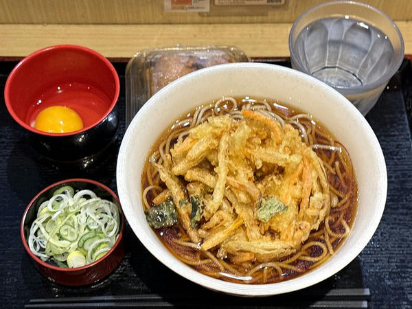 かき揚げ天たまそば 690円 ＋ いなり（2個） 150円