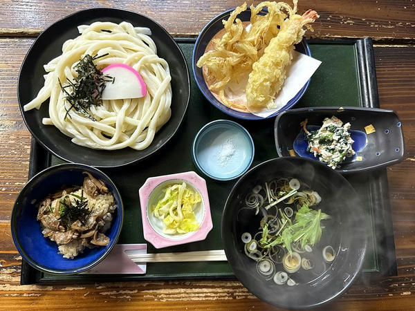 本日のおすすめセットメニュー えびと玉ねぎの天ぷらうどん（温つけ汁）＋ミニあさりごはん＋ほうれん草の白和え（うどん大盛） 1,400円